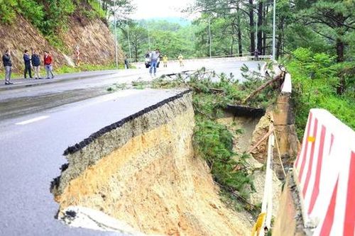Lâm Đồng: Phân luồng giao thông qua đèo Prenn và quốc lộ 27C để khắc phục sự cố sạt lở