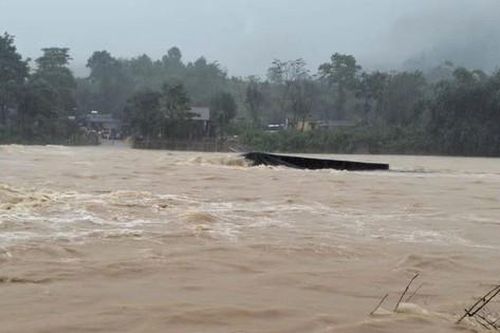 Quảng Trị: Di dời 364 hộ dân đến nơi an toàn, tài xế ô tô vượt cầu tràn vẫn mất tích