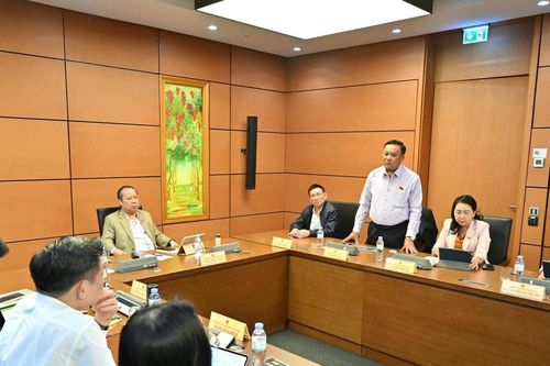 Đầu tư cho trường học và bệnh viện càng nhiều càng tốt