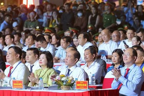 Cà Mau khai hội cua 2025, tôn vinh sản vật đất Mũi, lan tỏa thông điệp phát triển kinh tế xanh