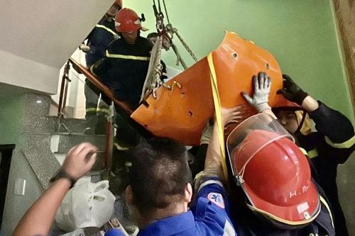 Cứu hộ kịp thời đưa nạn nhân nặng 150kg bị tai biến từ lầu 3 xuống đất