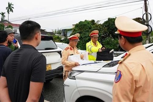 CSGT nhắc nhở, xử lý việc người dân đưa ô tô, xe máy tránh lũ, đỗ tùy tiện trên cầu