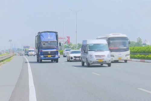 Đảm bảo an toàn giao thông khi phân làn trên cao tốc