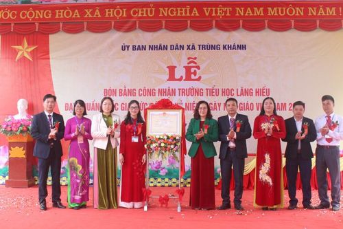 Trường Tiểu học Lăng Hiếu đón nhận Bằng công nhận đạt chuẩn Quốc gia mức độ 1