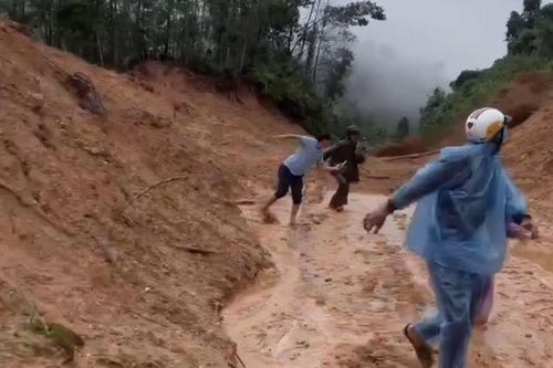 Khoảnh khắc đất đá sạt lở đổ ập xuống đường, nhóm người thoát nạn trong gang tấc
