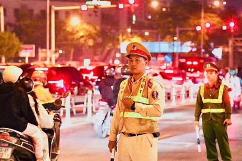 Hà Nội: Xử lý gần 400 trường hợp vi phạm quy định về biển số và dùng tay sử dụng điện thoại khi điều khiển xe