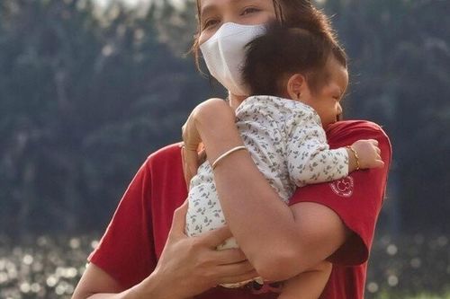 Hoa hậu H'Hen Niê bị bắt lỗi chăm con sơ sinh, chồng đạo diễn phải vội vào trần tình bảo vệ vợ