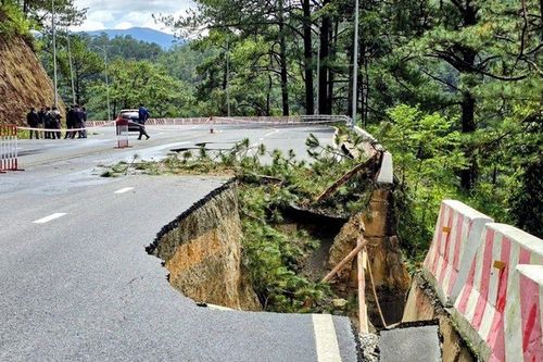 Đèo Prenn sạt lở, xuất hiện vết nứt kéo dài
