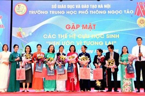 Trường THPT Ngọc Tảo tri ân thầy cô giáo, trao học bổng cho học sinh vượt khó