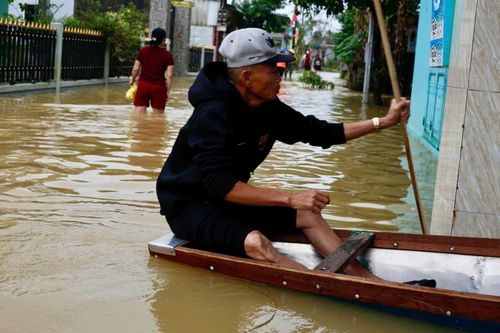 Nước sông lên nhanh, đường thành sông, dân Huế lần thứ 4 'chạy lụt'