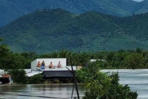 Nhiều nơi tại Khánh Hòa ngập sâu, người dân leo lên mái nhà cầu cứu