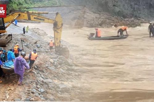 Nghẹt thở giải cứu 2 người mắc kẹt giữa dòng lũ ở Đà Nẵng