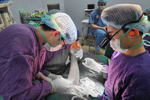 5 giờ phẫu thuật nối cánh tay đứt rời cho người đàn ông bị máy lóc gỗ cuốn nát