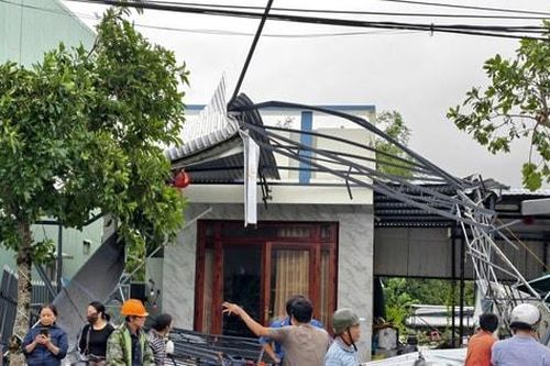 Lốc xoáy làm 4 người bị thương, 30 nhà bị tốc mái tại Đà Nẵng