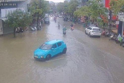 Huế: Một số đường phố nội đô bị ngập do mưa lũ
