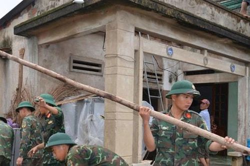 Bộ đội Quảng Ngãi giúp nhân dân xã Nguyễn Nghiêm khắc phục hậu quả lốc xoáy