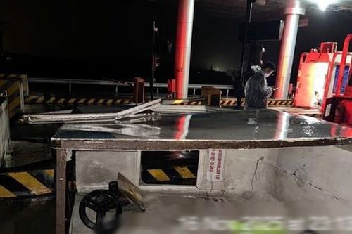 Lốc xoáy đánh sập cabin trạm thu phí Tam Kỳ, các tài xế lưu ý lộ trình di chuyển