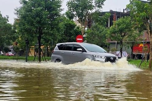 Huế lại ngập, người dân hối hả đưa ô tô, xe máy lên cao phòng lũ lần 4