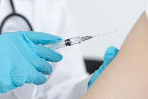 Cách bảo vệ trẻ em và người cao tuổi khỏi viêm phổi trong mùa đông