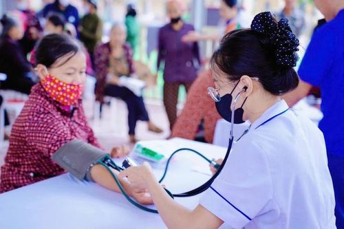 Vượt nắng mưa, bác sĩ khám miễn phí cho hơn 2.000 người vùng thiên tai