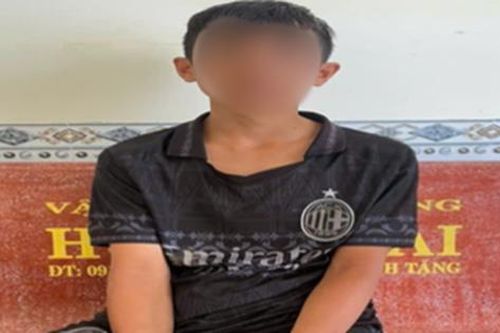 Thiếu niên 14 tuổi dùng hung khí dọa đánh bố dượng