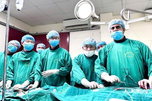 Bệnh viện Đa khoa tỉnh Thanh Hóa lần đầu tiên thay van động mạch chủ qua da thành công