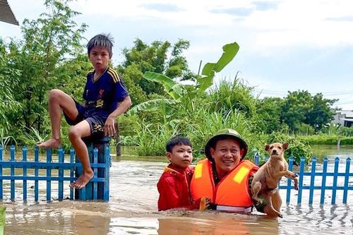 Công an, dân quân tự vệ dầm mình cõng dân thoát lũ