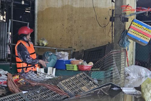 Nước mắt rơi trong dòng lũ dữ
