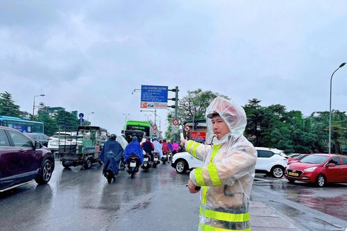 Hà Nội: Xử lý 'loạt' xe buýt chạy sai luồng tuyến gây ùn ứ tại Cầu Chương Dương