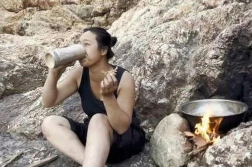Cô gái ăn 50 con chuột, giảm 14 kg khi thi sinh tồn ở Trung Quốc