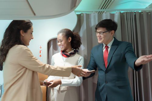 Vì sao tiếp viên hàng không đứng chào ở cửa máy bay?