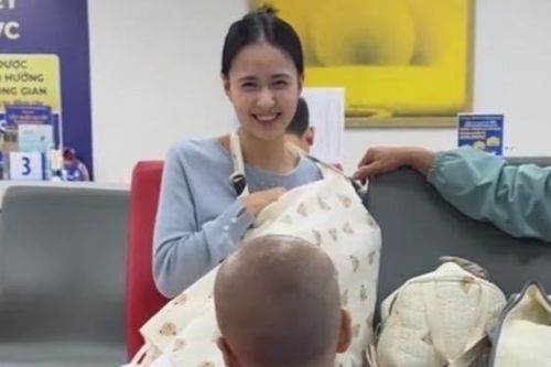 Bế con đi tiêm, mẹ bỉm gây sốt vì giống 'mỹ nhân đẹp nhất Philippines'