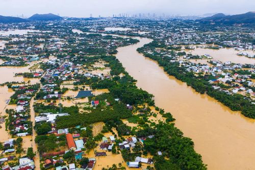 Toàn cảnh Nha Trang ngập trắng, cầu bị lũ cuốn sập nhìn từ flycam