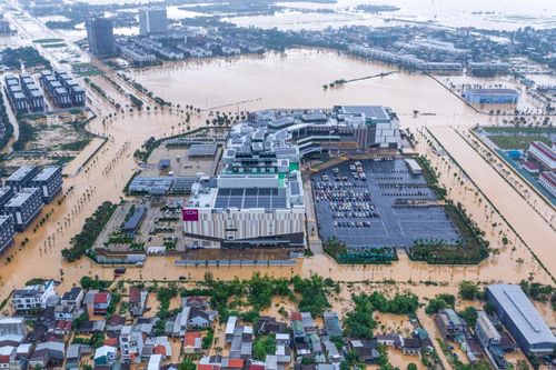 Bức ảnh 'phép màu' sừng sững giữa lũ lịch sử ở Huế lên báo Nhật