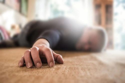 Vắt chanh vào miệng để sơ cứu đột quỵ, bác sĩ cảnh báo