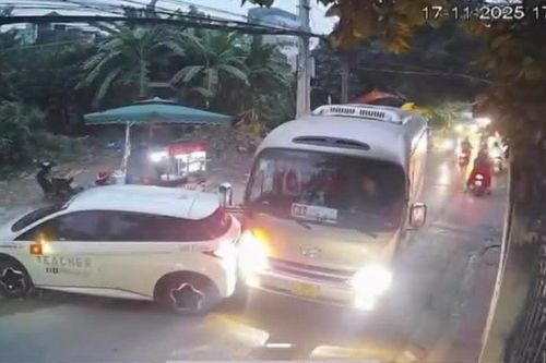 Lùi xe gây tranh cãi, bên nào đúng bên nào sai?
