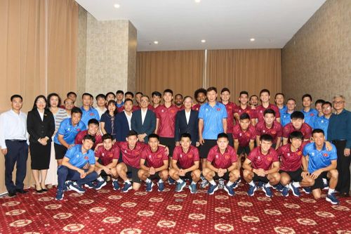 Đội tuyển Việt Nam được 'tiếp sức' tinh thần trước trận đấu với Lào