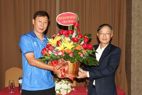 Đại sứ quán Việt Nam tại Lào khích lệ tinh thần đội tuyển Việt Nam