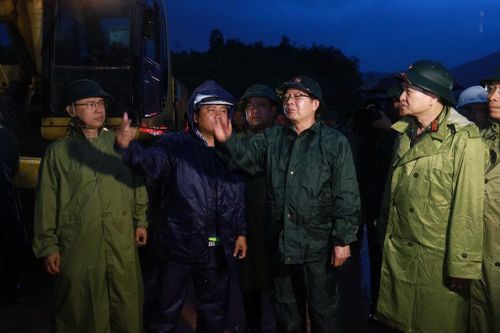 Phó Thủ tướng Hồ Quốc Dũng kiểm tra công tác khắc phục tại đèo Khánh Lê