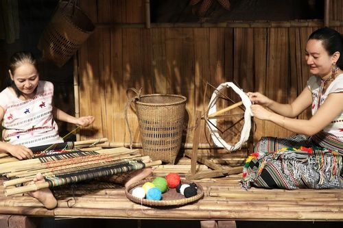 Tôn vinh nghề dệt thổ cẩm của người Mạ