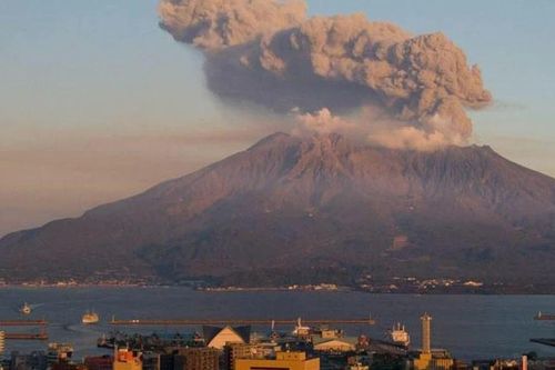 Núi lửa Sakurajima phun cột tro cao tới 4,4 km, Nhật Bản hủy hàng loạt chuyến bay