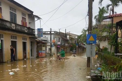 Huế: Nước lụt đang rút nhanh, một người dân mất tích trong đêm