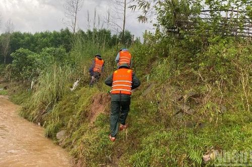 Khẩn trương tìm kiếm tài xế bị lũ cuốn trôi tại Quảng Trị