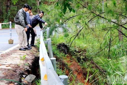 Lâm Đồng: Xuất hiện điểm sạt trượt trên đường đèo Mimosa
