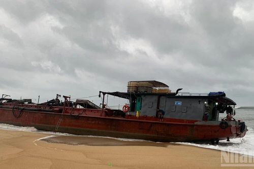 Tàu hàng bị mắc cạn trên vùng biển Quảng Ngãi