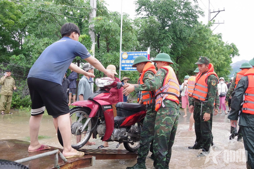 Lực lượng vũ trang xung kích giúp dân