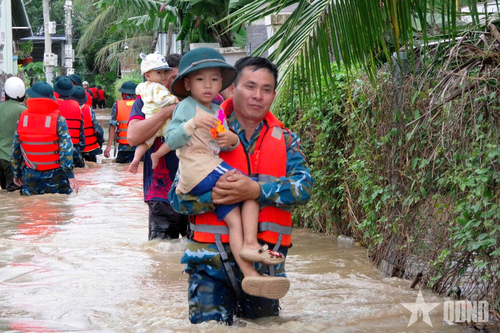Khánh Hòa: Bộ đội dầm mình trong nước lũ đưa người dân đến nơi an toàn