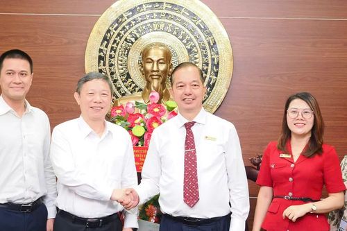 Trưởng Ban Tuyên giáo và Dân vận Thành ủy TPHCM thăm các sơ sở giáo dục đại học và nhà giáo tiêu biểu