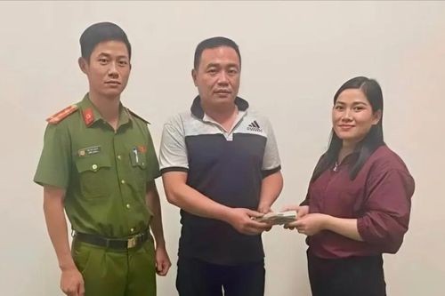 Người phụ nữ nhặt 150 triệu đồng liền tìm trả cho người đánh rơi