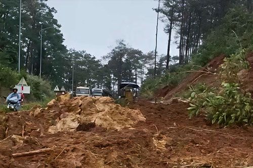Quảng Ngãi: Quốc lộ 24 sạt lở do mưa lớn